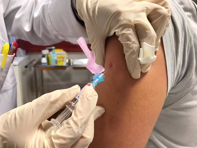 Imagen de archivo de una enfermera poniendo una vacuna. 
