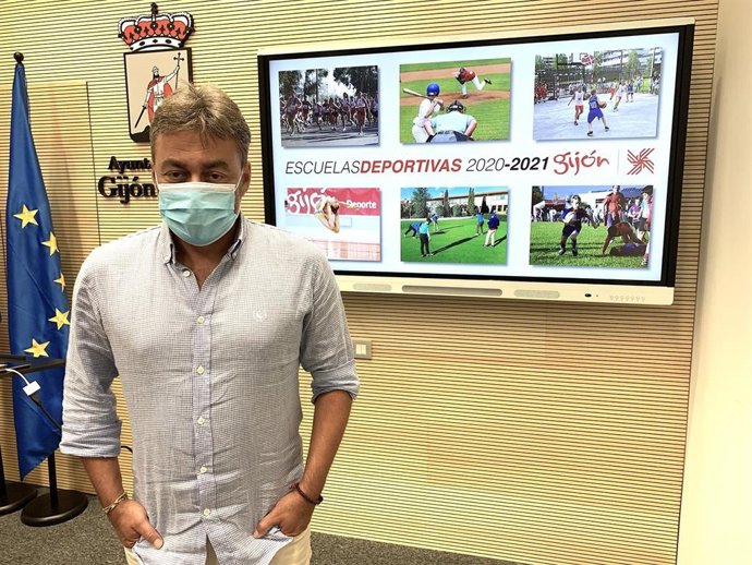 El concejal de Actividad Física y Deporte del Ayuntamiento de Gijón, José Ramón Tuero, durante la presentación que hizo del programa de Escuelas Deportivas del curso 2020/2021