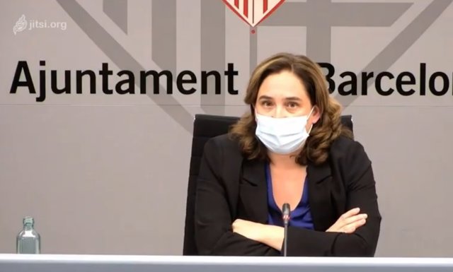 La alcaldesa de Barcelona, Ada Colau, en una rueda de prensa en el Ayuntamiento de Barcelona