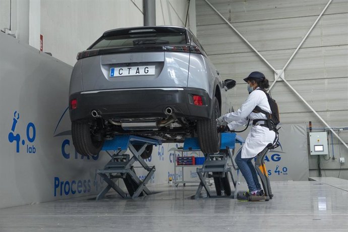 Una mujer trabaja en un vehículo del CTAG