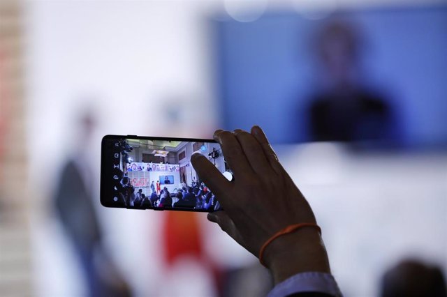 Una persona realiza una fotografía con su teléfono móvil.
