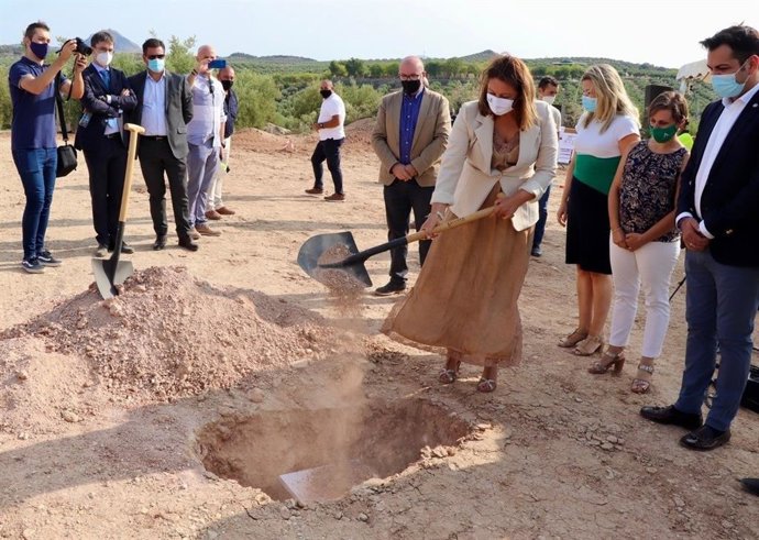 Crespo coloca la primera piedra de la EDAR de Torredonjimeno en una imagen de archivo.