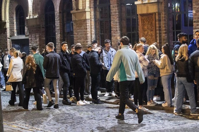 Personas reunidas en Liverpool pese a las últimas restricciones por la pandemia de coronavirus