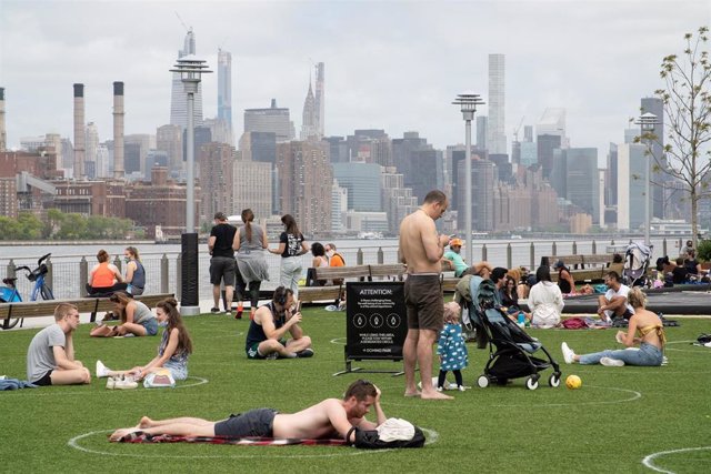Distancia social en un parque en Nueva York, Estados Unidos. 