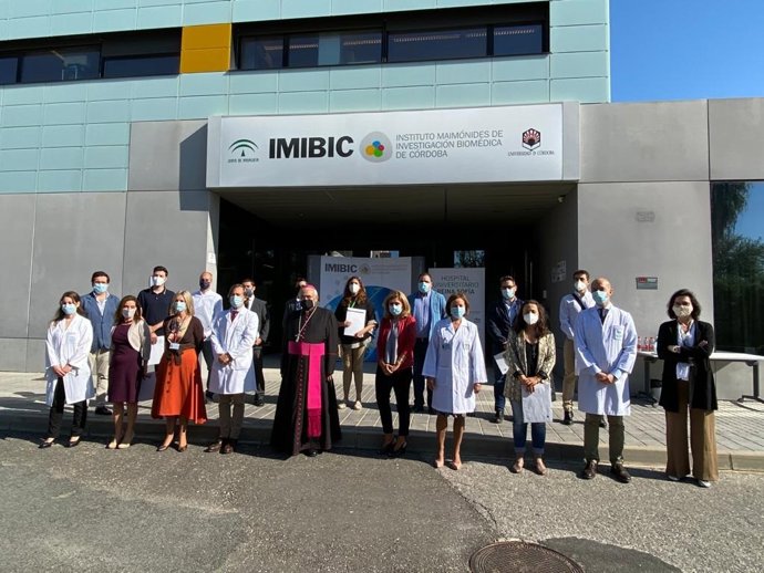 Autoridades durante el homenaje del Hospital Reina Sofía a Correos