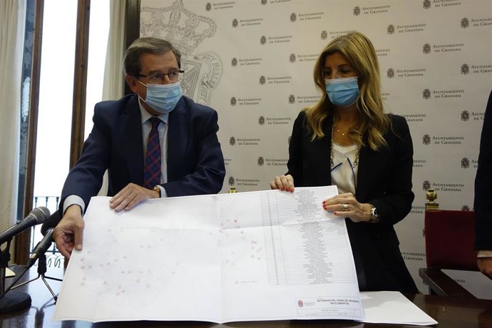 Los concejales de Urbanismo y de Mantenimiento, Luis González y Eva Martín