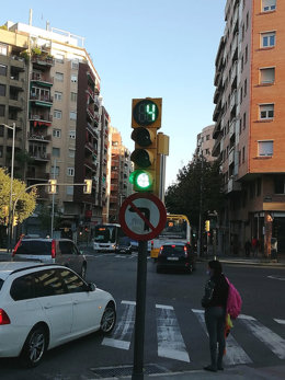 Pla obert on es pot veure el panell amb un comptador regressiu installat en un semfor - radar de Lleida, el 14 d'octubre de 2020. (Vertical)