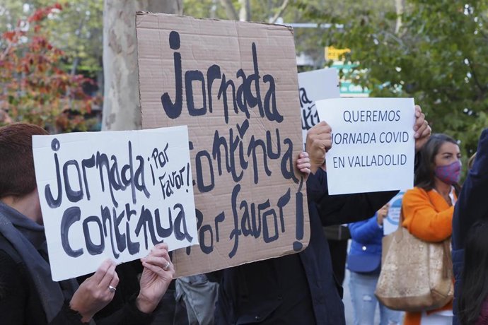 Padres de colegios concertados sostienen carteles durante una manifestación frente a la Consejería de Sanidad, en Valladolid.