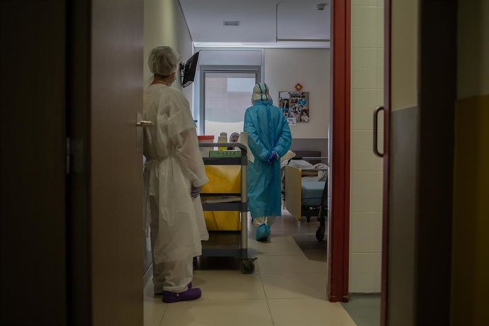 Voluntarios de la ONG Proactiva Open Arms realizan un test rápido de Covid-19 a un residente en su habitación de la Residencia Geriátrica Redós de Sant Pere de Ribes/Barcelona/Catalunya (España) a 30 de abril de 2020.