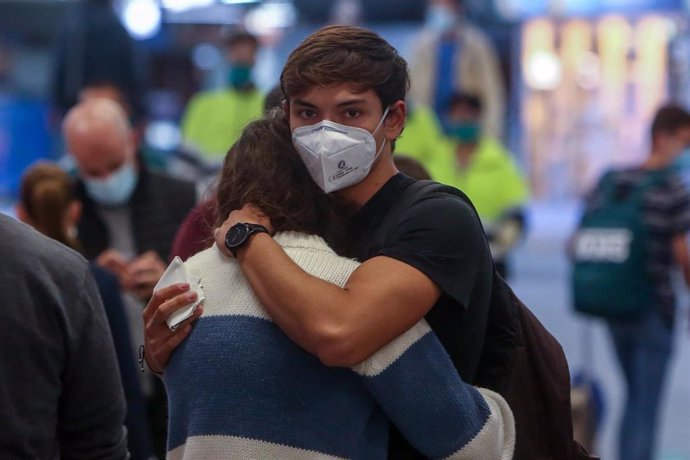 Dos personas se abrazan durante la pandemia de coronavirus.