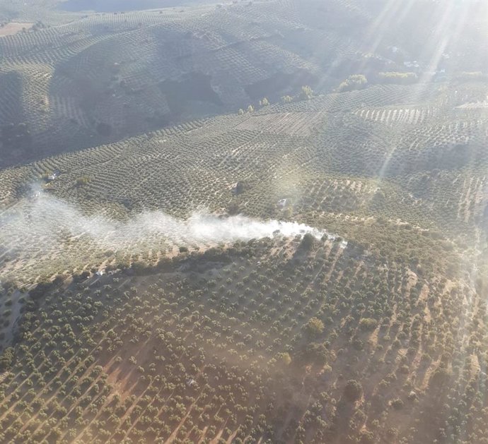 Vista aérea del incendio declarado en Almedinilla.