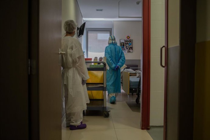 Voluntaris de l'ONG Proactiva Open Arms realitzen un test rpid de Covid-19 a un resident a la seva habitació de la Residncia Geriátrica Redós de Sant Pere de Ribes/Barcelona/Catalunya (Espanya) a 30 d'abril de 2020.