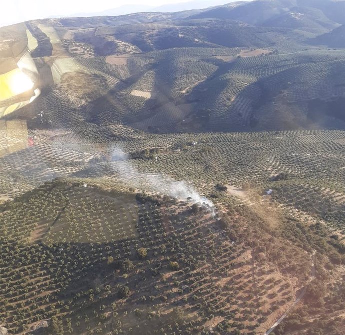Vista aérea del incendio declarado en Almedinilla.