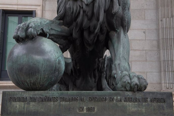 Detalle de una estatua de un león en la entrada del Congreso de los Diputados durante el estado de alarma decretado por el coronavirus, en Madrid (España), a 16 de marzo de 2020.