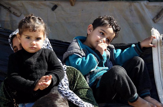 Niños sirios refugiados en un campamento en el norte de Líbano
