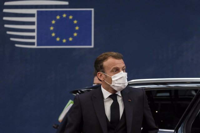El presidente de Francia, Emmanuel Macron, con mascarilla. 
