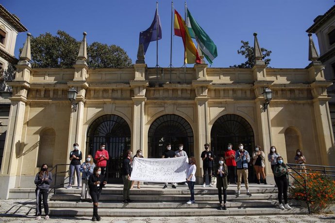 Estudiantes se manifiestan en la Facultad de Empresariales de la Universidad de Granada 