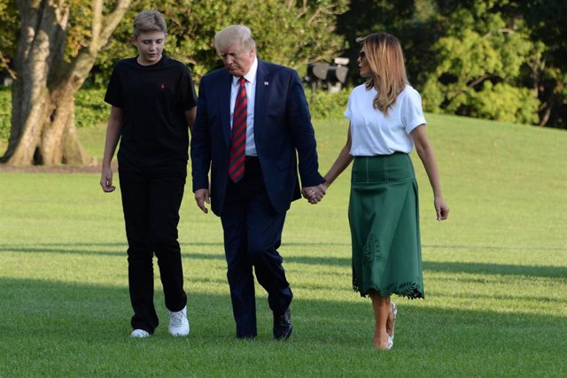 El presidente de Estados Unidos, Donald Trump, y la primera dama, Melania, con el hijo de ambos, Barron. 