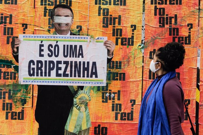Un mural de la Avenida Paulista recuerda a los transeúntes una de las frases del presidente, Jair Bolsonaro, acerca de la pandemia que ha dejado ya casi 1,1 millones de muertes en todo el mundo, 151.750 sólo en Brasil.