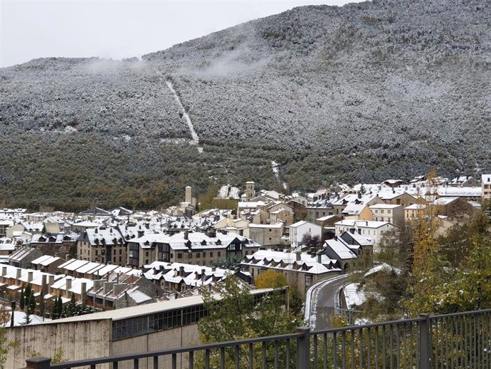 Panorámica de un pueblo nevado en el Pirineo oscense