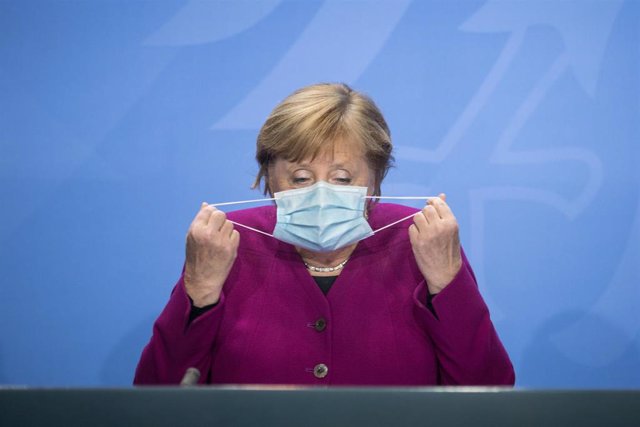Angela Merkel se quita la mascarilla en una rueda de prensa en Berlín