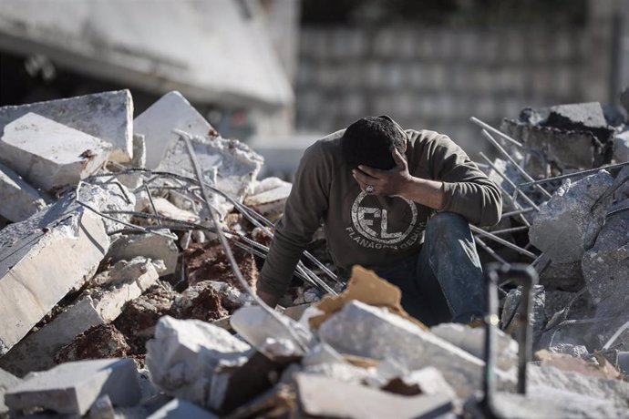Un hombre en las ruinas de un edificio destruido presuntamente en un bombardeo de las fuerzas sirias y rusas en Sarmin, en la región de Idlib