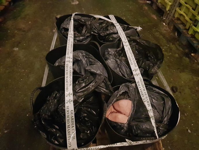 Intervenida una embarcación y pez espada en Camariñas.