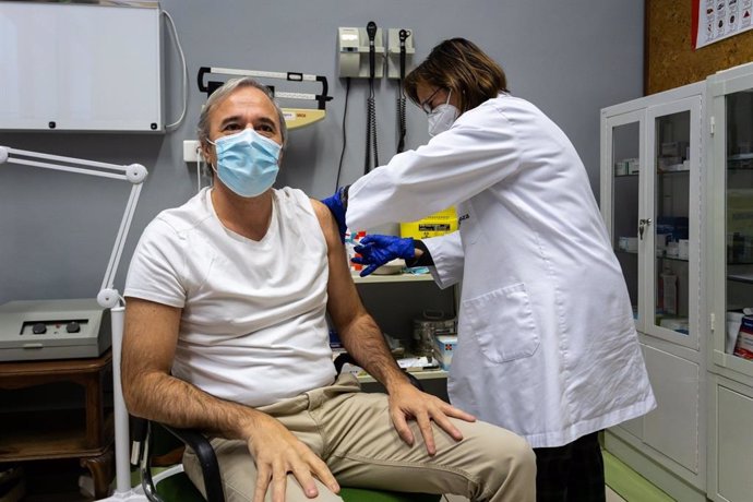 El alcalde de Zaragoza, Jorge Azcón, se vacuna contra la gripe.