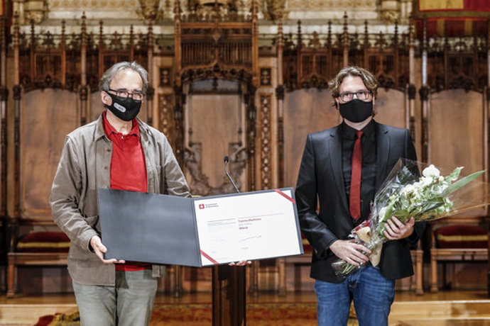 El poeta Txema Martínez rep el premi Jocs Florals 2020 del festival Barcelona Poesia al Saló de Cent de l'Ajuntament de Barcelona el 14 d'octubre del 2020. Pla americ. (Horitzontal)