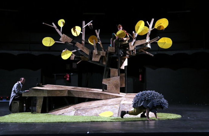 Pla general de l'assaig de l'espectacle 'La faula de l'esquirol' al teatre Conservatori. Imatge del 14 d'octubre del 2020. (Horitzontal)