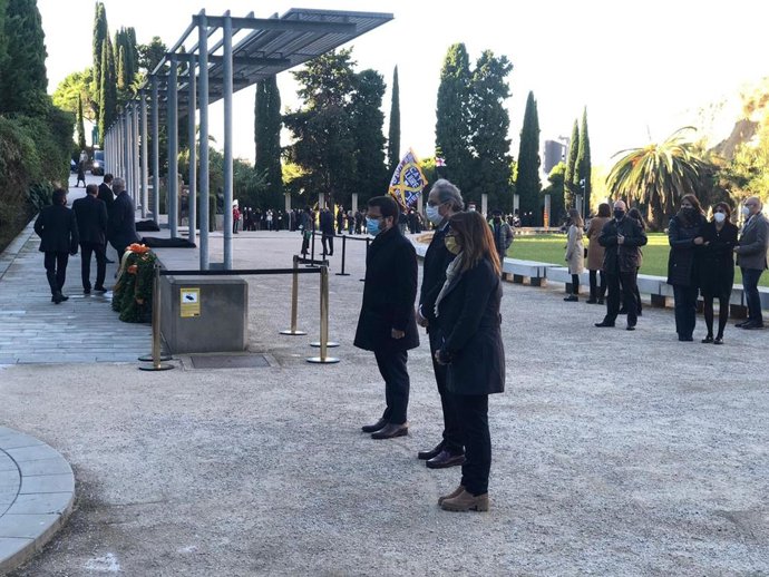El vicepresident en funcions de president de la Generalitat, Pere Aragons, l'expresident Quim Torra i la consellera de Presidncia i portaveu del Govern, Meritxell Budó, en l'ofrena floral a la tomba de Lluís Companys.
