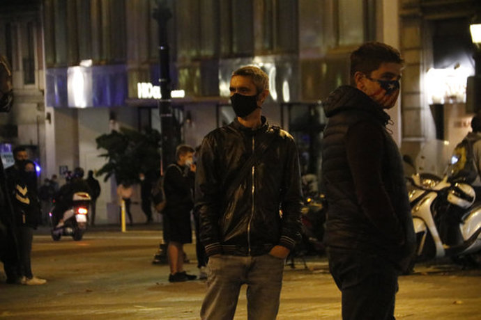 Roger Español, que va perdre un ull per una pilota de goma de la Policia Nacional durant el referndum de l'1-O, en una concentració a la plaa Urquinaona de Barcelona el 14 d'octubre del 2020. Pla americ. (Horitzontal)
