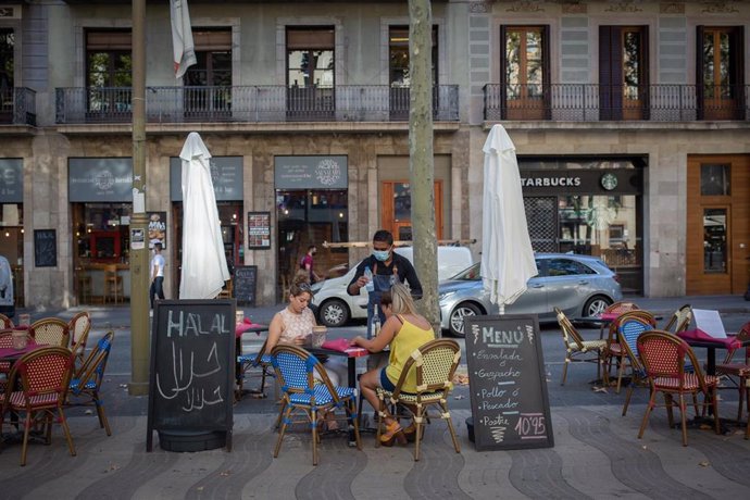 Dos mujeres comen en la terraza de un bar en Barcelona, Cataluña (España) a 14 de octubre de 2020. 