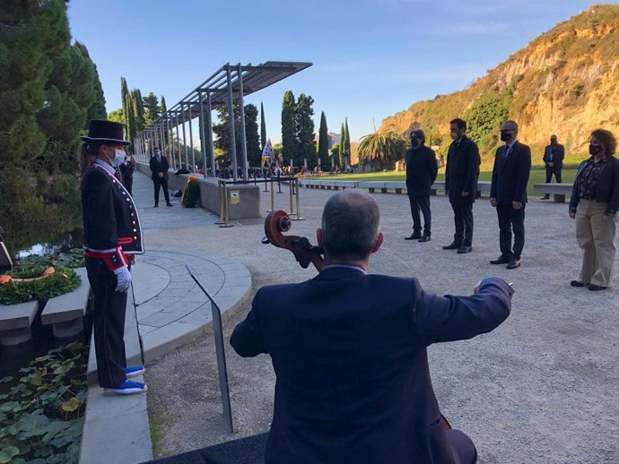 El president del Parlament, Roger Torrent, el vicepresident primer de la cambra, Josep Costa, el secretari segon, David Pérez, i la secretria quarta Rut Ribas, en l'ofrena floral a Lluís Companys en el 80 aniversari de la seva mort.