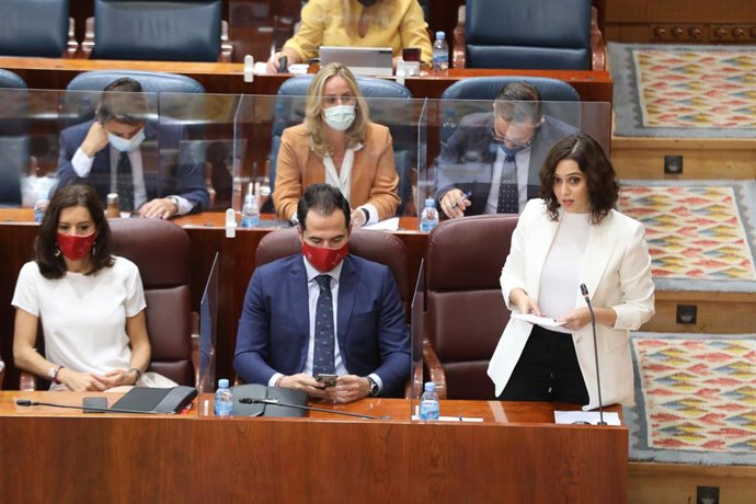 La presidenta de la Comunidad de Madrid, Isabel Díaz Ayuso, interviene en una sesión plenaria en la Asamblea de Madrid (España)