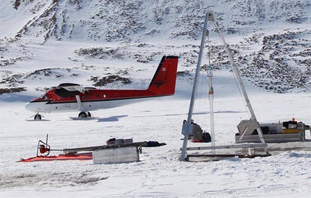 Un avión de investigación Twin Otter en el lago Sawtooth helado en el Alto Ártico de Canadá.