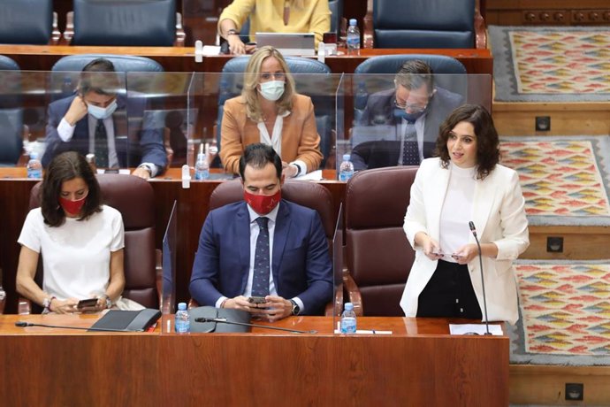 La presidenta de la Comunidad de Madrid, Isabel Díaz Ayuso, interviene en una sesión plenaria en la Asamblea de Madrid