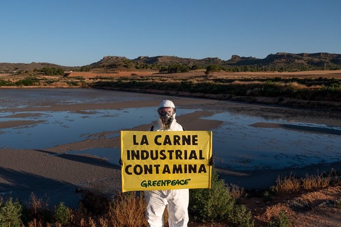 Acción de Greenpeace en la macrogranja industrial de Hellín, Albacete, para exigir una moratoria estatal inmediata a la ganadería industrial y la reducción de la cabaña ganadera por su impacto en el cambio climático.