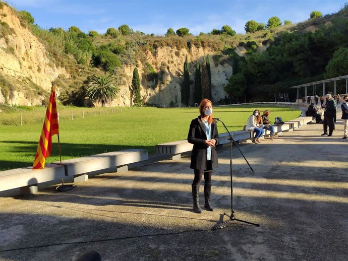 La presidenta dels comuns al Parlament, Jéssica Albiach, en l'ofrena floral a Lluís Companys en el 80 aniversari del seu afusellament.
