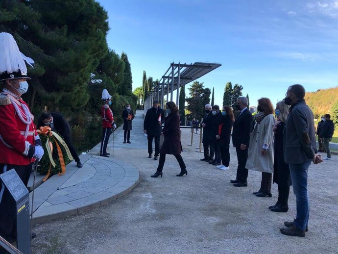 L'alcaldessa de Barcelona, Ada Colau, amb regidors de l'Ajuntament en l'ofrena floral a Lluís Companys en el 80 aniversari del seu afusellament.