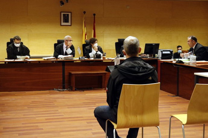 L'acusat, d'esquenes, davant el tribunal de la Secció Quarta de l'Audincia de Girona aquest 15 d'octubre del 2020. Pla general (Horitzontal)