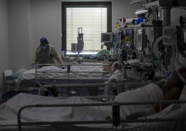 Una treballadora de la neteja en una unitat de vigilància intensiva (Arxiu)