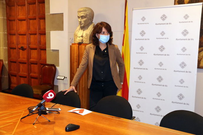 Pla general de l'alcaldessa de Vic, Anna Erra, en una atenció a mitjans el 15 d'octubre del 2020. (horitzontal)