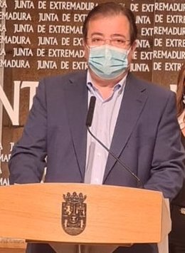 El presidente de la Junta de Extremadudra, Guillermo Fernández Vara, en rueda de prensa para referirse a la movilidad y el Covid-19