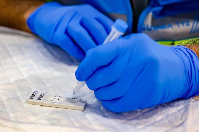 Un sanitario realiza un test de antígenos 