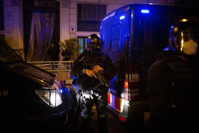 Un mosso vigila la protesta llevada a cabo por los CDR con motivo del tercer aniversario del 1-O, en Barcelona, Catalunya, (España), a 1 de octubre de 2020. En este aniversario, marcado por la reciente inhabilitación de Quim Torra como presidente de la 