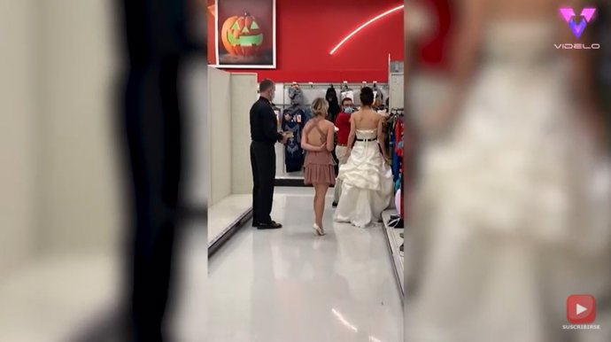 Una joven embosca a su prometido, un empleado de Target, vestida de novia y con un ultimátum
