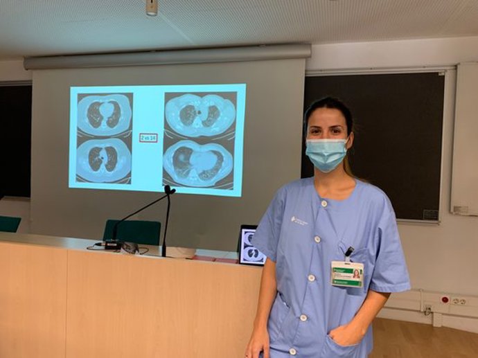 Pla mig de la doctora Jessica González Gutiérrez, facultativa especialista del servei de Pneumologia de l'Hospital Universitari Arnau de Vilanova. Imatge del 15 d'octubre de 2020. (Horitzontal)