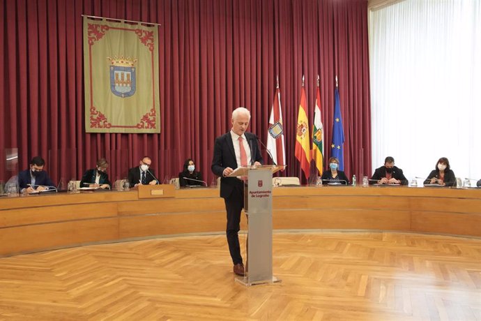El alcalde de Logroño, Pablo Hermoso de Mendoza, interviene durante la primera sesión del Debate sobre el Estado de la Ciudad.