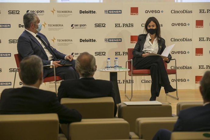 La presidenta de Adif, Isabel Pardo de Vera, en un foro organizado por el grupo Prisa